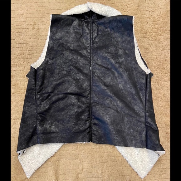 Two Toned Fur/Leather Black Vest - Picture 2 of 3